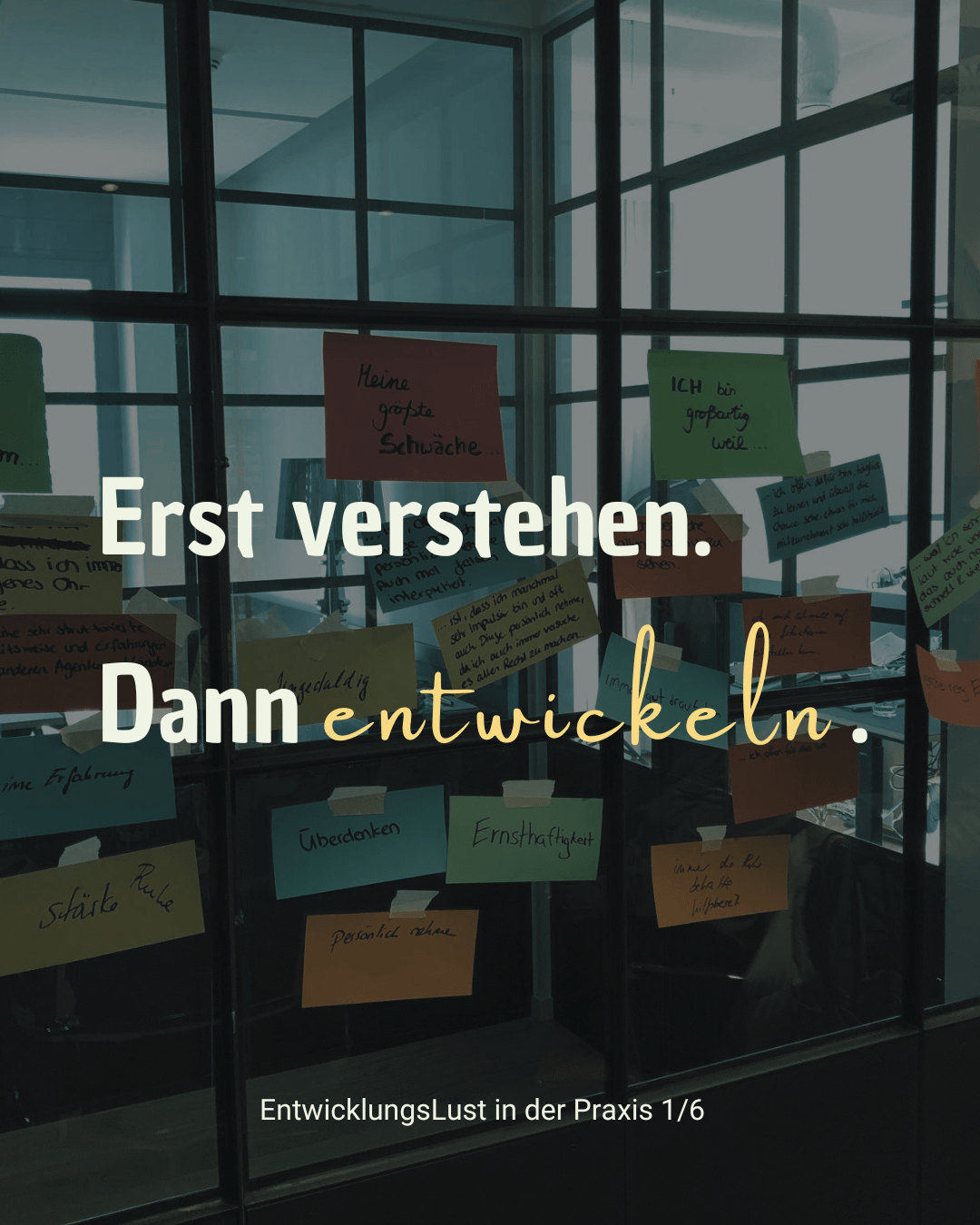 Post-its an einer Glaswand mit dem Schriftzug „Erst verstehen. Dann entwickeln.“