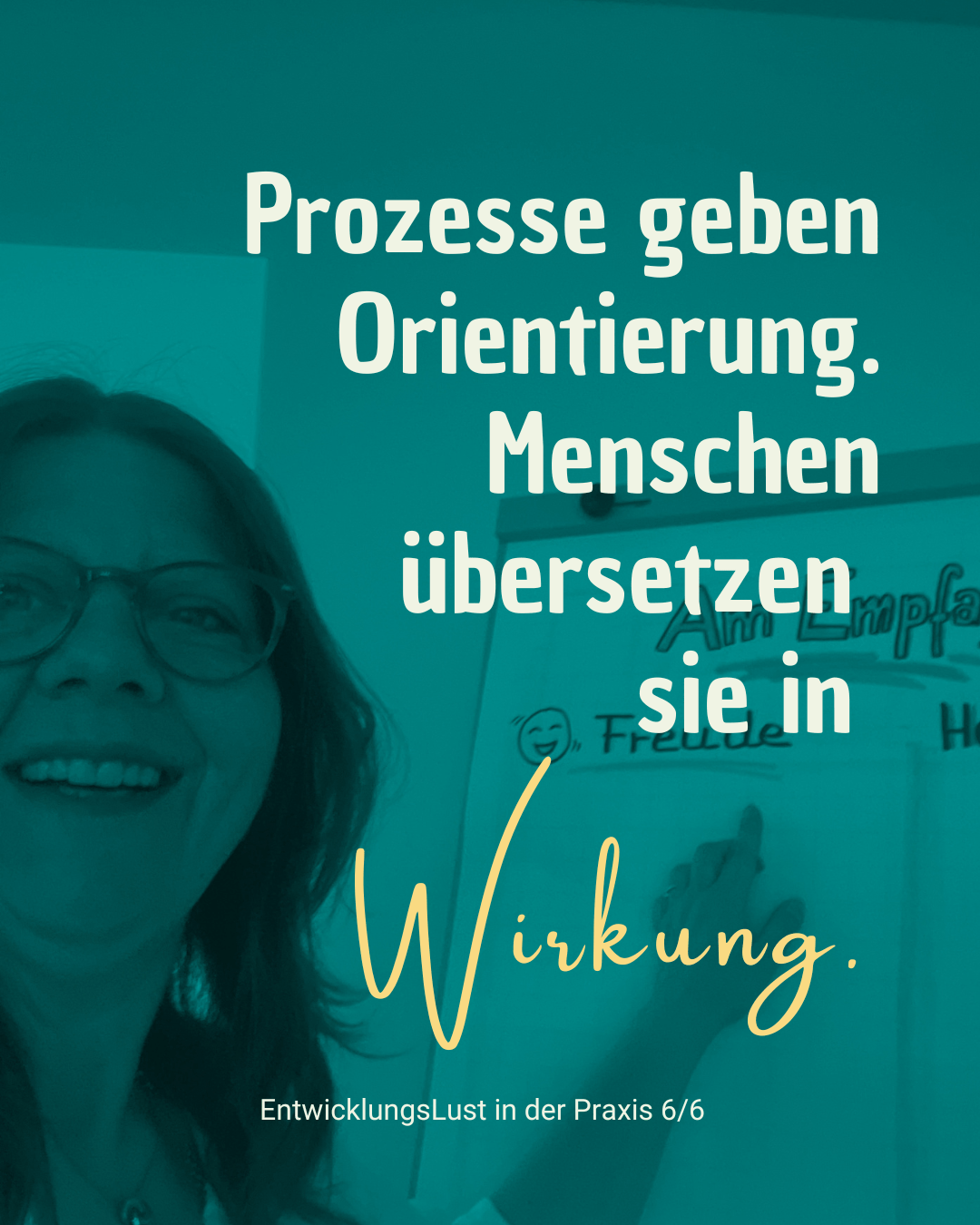Frau vor einem Flipchart mit dem Satz „Prozesse geben Orientierung. Menschen übersetzen sie in Wirkung.“