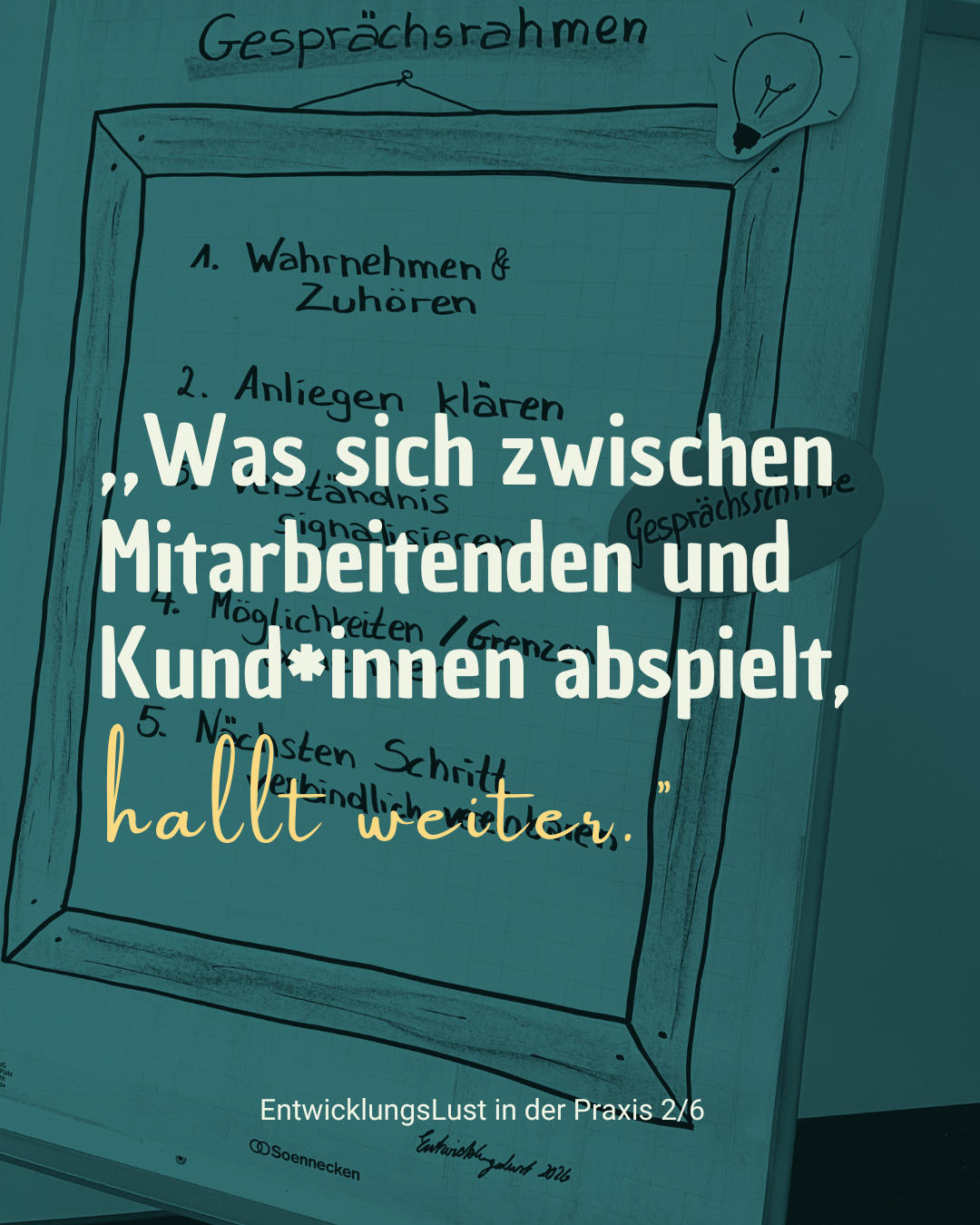 Flipchart zum Gesprächsrahmen mit dem Zitat „Was sich zwischen Mitarbeitenden und Kund*innen abspielt, hallt weiter.“